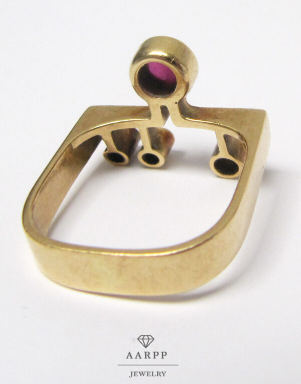 Geometrischer Ring 750 Gelbgold eckig mit Diamanten und Rubin