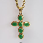Kreuz Kettenanhänger 750 Gelbgold mit grünen Edelsteinen