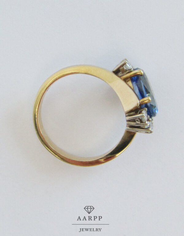 Vintage Ring 18 Karat Gold ovaler Saphir mit Diamanten