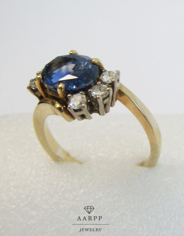 Vintage Ring 18 Karat Gold ovaler Saphir mit Diamanten