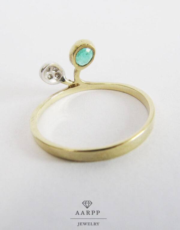 Eleganter Ring aus Gold mit Diamanten und Smaragd