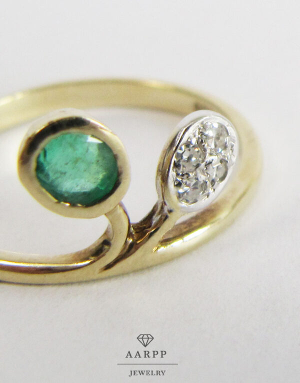 Eleganter Ring aus Gold mit Diamanten und Smaragd