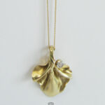 Zartes Collier 585 Gold mit Blütenblatt Anhänger 333 Gold weißer Stein