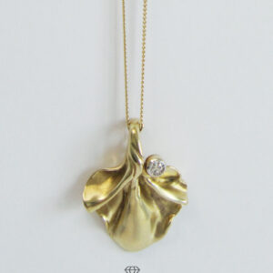 Zartes Collier 585 Gold mit Blütenblatt Anhänger 333 Gold weißer Stein
