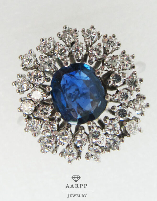 Entouragering Weissgold mit ovalem Saphir runden Diamanten Vintage