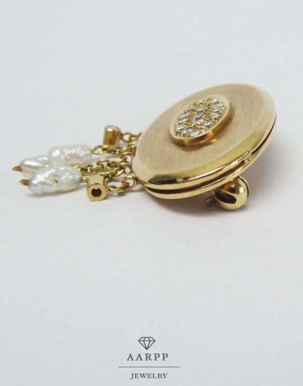 Ovale Goldbrosche 18kt mit Diamanten und länglichen Perlen