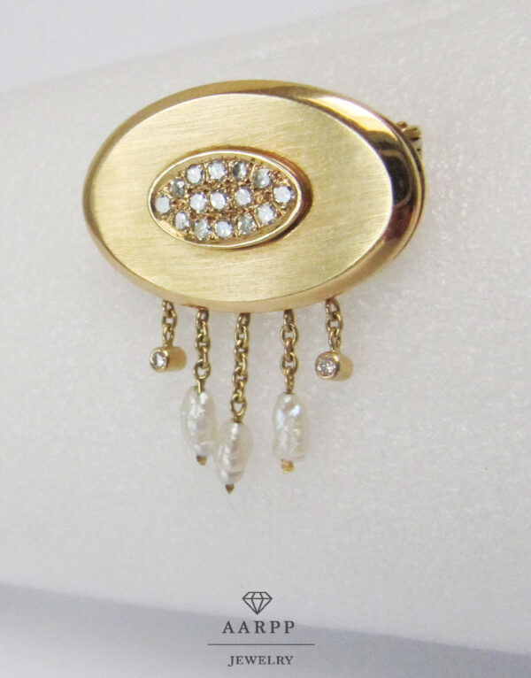 Ovale Goldbrosche 18kt mit Diamanten und länglichen Perlen