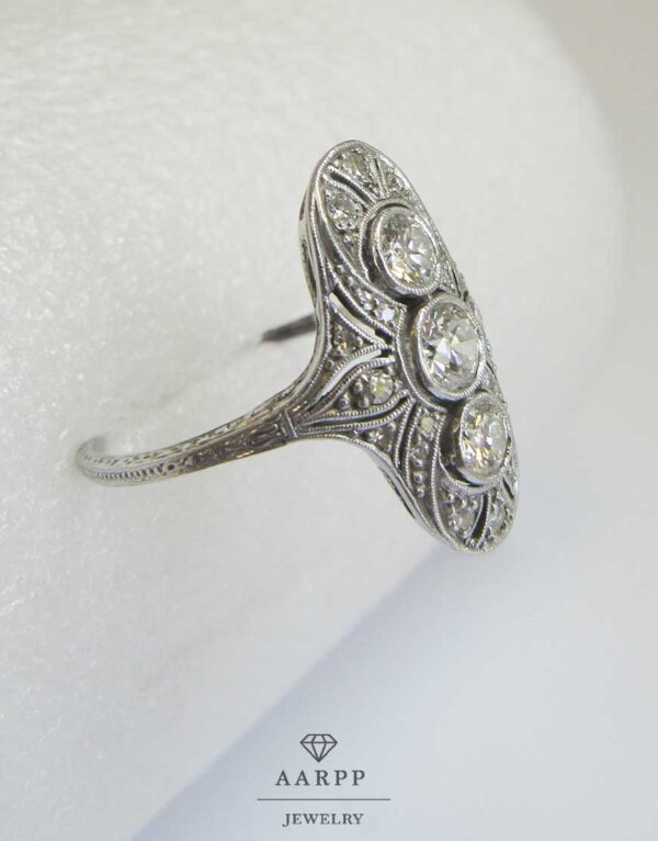 Art Deco Schiffchen-Ring aus Weißgold Platin mit Diamanten