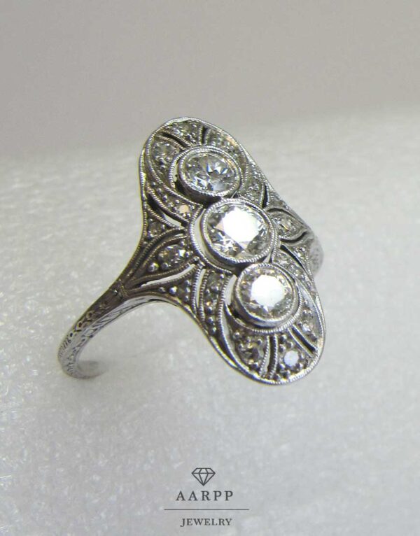 Art Deco Schiffchen-Ring aus Weißgold Platin mit Diamanten