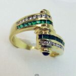Goldring 750 asymetrisches Design Brillanten mit smaragdgrünen Steinen