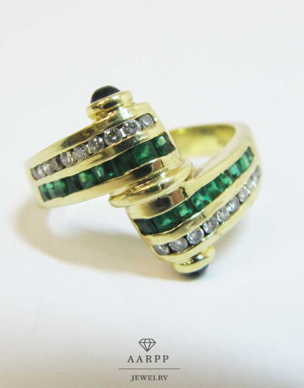 Goldring 750 asymetrisches Design Brillanten mit smaragdgrünen Steinen