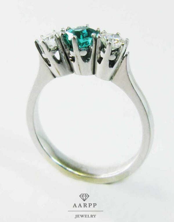 Weißgold Ring 18Kt mit Smaragd und Diamanten