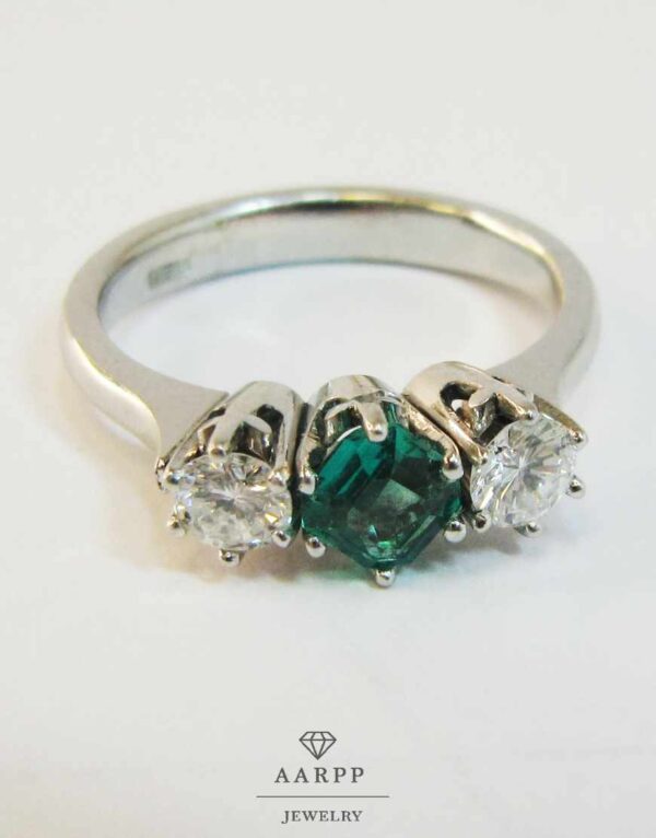 Weißgold Ring 18Kt mit Smaragd und Diamanten