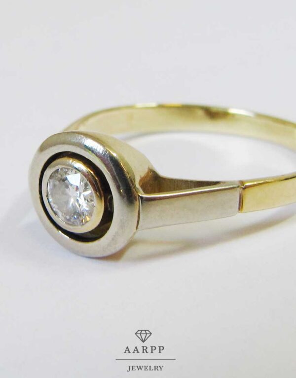 Klassischer Solitaire Ring aus 14kt Gelbgold und Weißgold 0.xxct Diamant Solitärring