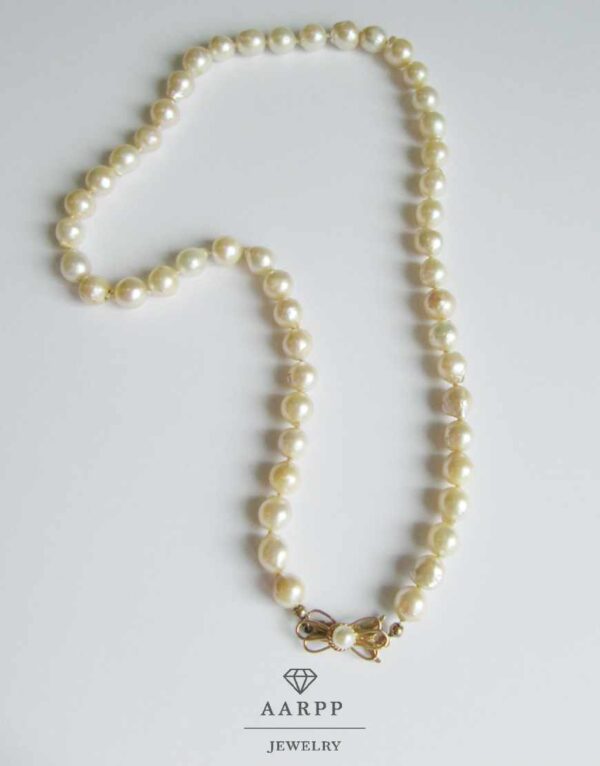 Einreihige Perlenkette aus 50 Süßwasserperlen mit Schmuckschließe aus 18K Gelbgold