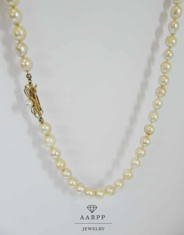 Einreihige Perlenkette aus 50 Süßwasserperlen mit Schmuckschließe aus 18K Gelbgold
