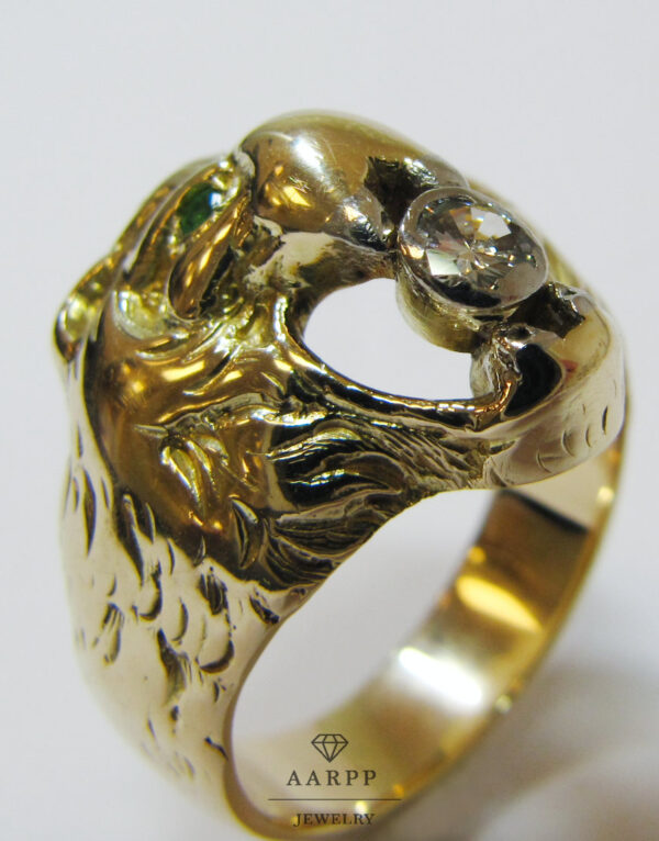 Großer Bärenkopf Ring aus Gold 14 K mit Brillant und Smaragd Herrenring breiter Goldring Gr. 65