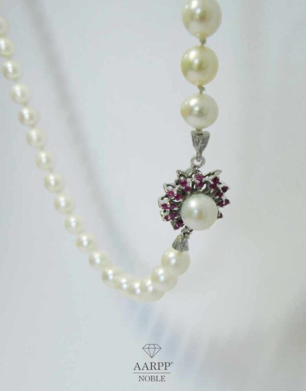 Einreihige Perlenkette aus 65 Salzwasser-Zuchtperlen mit rubinrotem Spinell 18K Weißgoldschloss 18K Tragelänge 50cm
