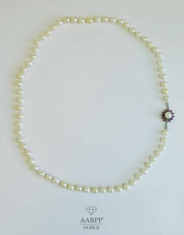 Einreihige Perlenkette aus 65 Salzwasser-Zuchtperlen mit rubinrotem Spinell 18K Weißgoldschloss 18K Tragelänge 50cm