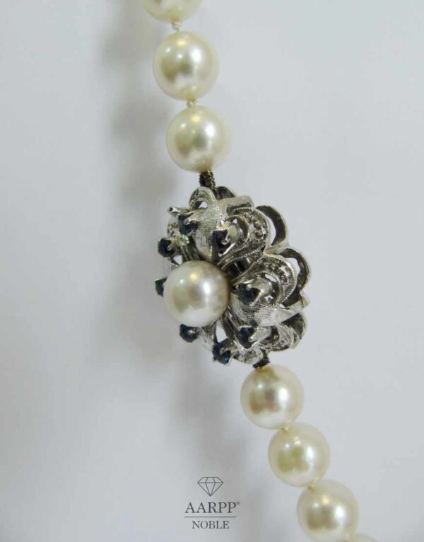 Einreihige Perlenkette aus 54 Perlen blaue Topase 14K Weißgold Schloss Tragelänge 45cm