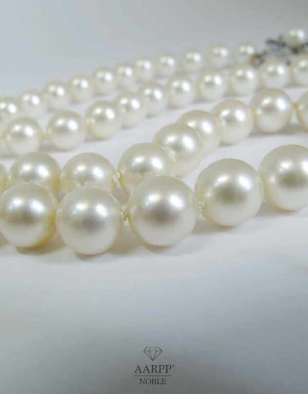 Einreihige Perlenkette aus 54 Perlen blaue Topase 14K Weißgold Schloss Tragelänge 45cm