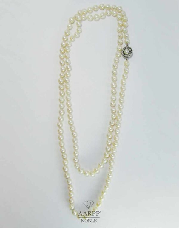 Einreihige lange Perlenkette aus 136 Perlen 14K Weißgold Schloss Tragelänge ca 112cm